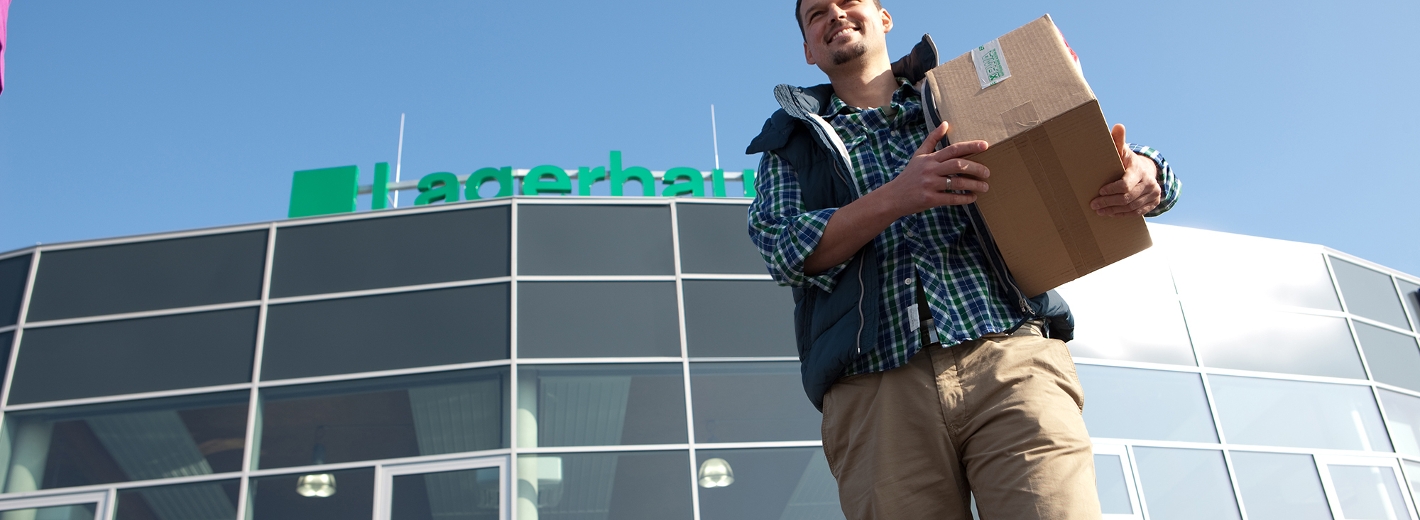 Mann holt Paket ab