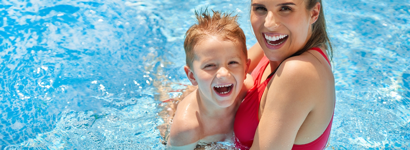 Frau und Kind im Pool