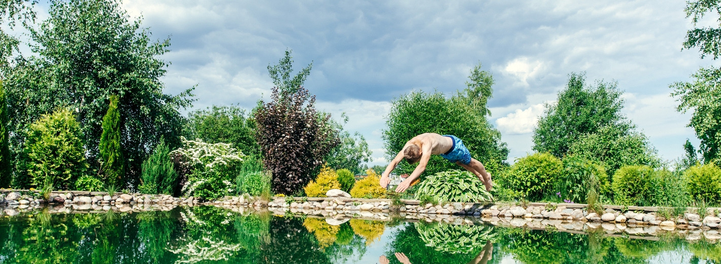 Sprung in den Schwimmteich