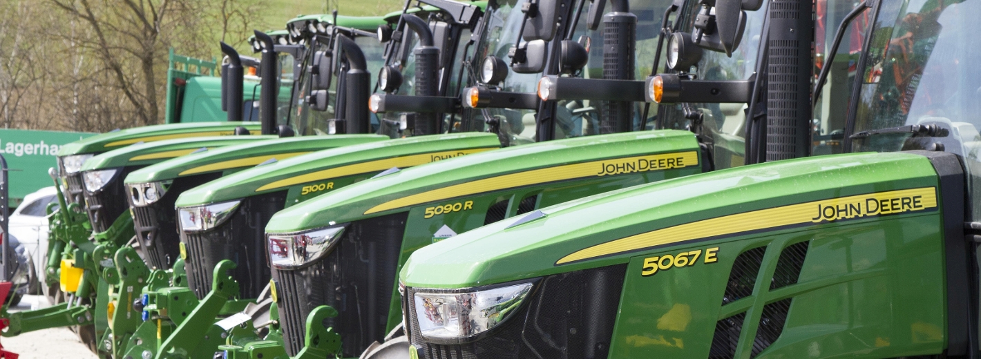 Verschiedene Traktormodelle von JohnDeere.