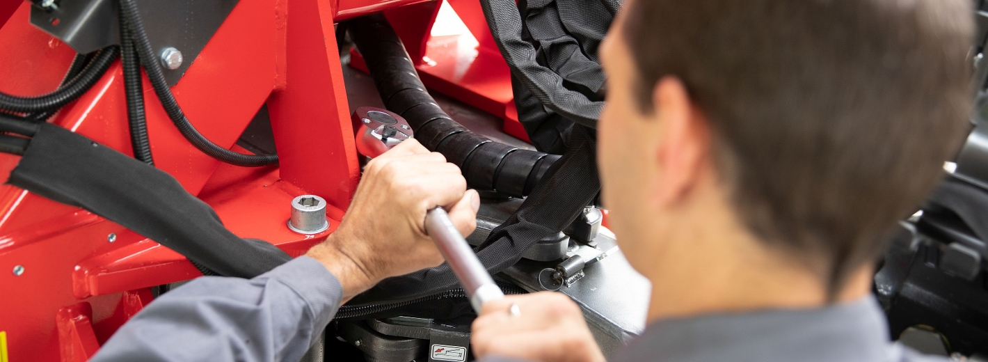 Service Arbeiten in der Landmaschinenwerkstatt Rohrbach.