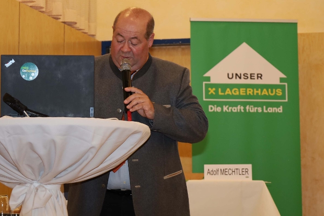 Obmann ÖR Ing. Adolf Mechtler bei der Begrüßung der Gäste der Generalversammlung Lagerhaus Weinviertel Ost 2026