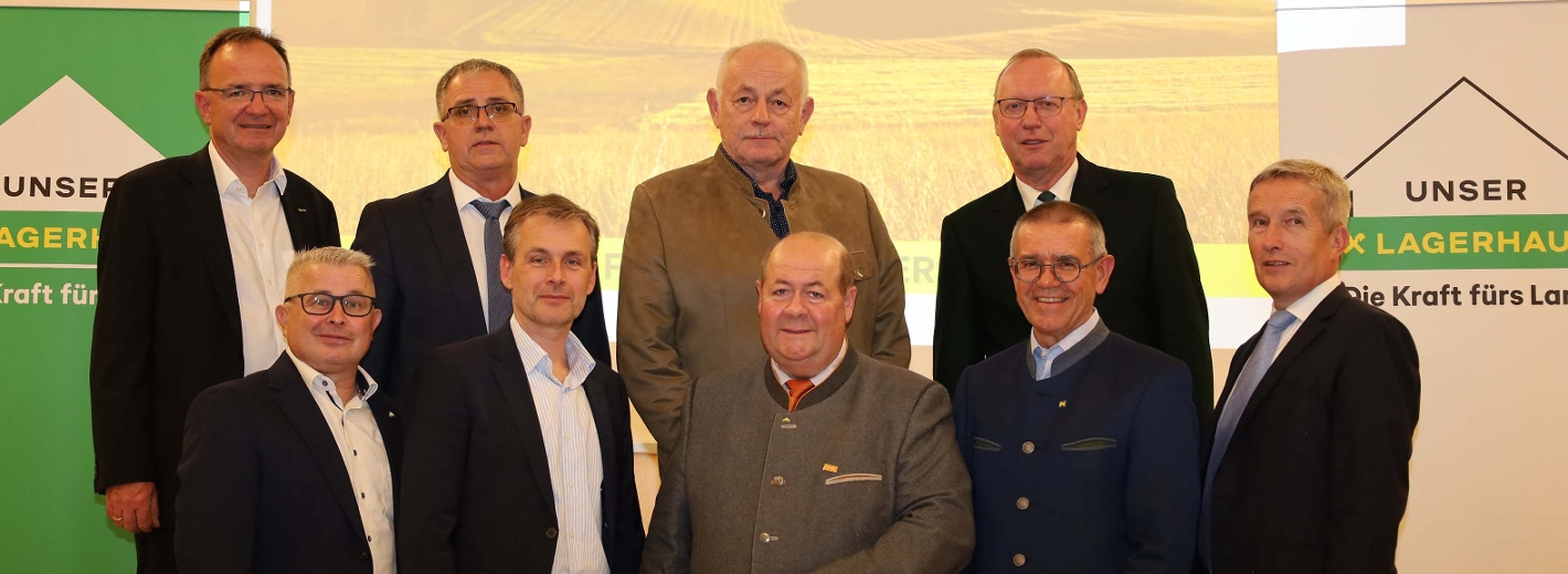Gruppenfoto Generalversammlung Lagerhaus Weinviertel Ost 2026. Im Bild vlnr: Geschäftsfeldleiter Energie der RWA Oliver Eisenhöld, GF Reinhard Thürr, GF Dir. Ing. Alfred Hiller, Generaldirektor der Raiffeisen Holding NÖ-Wien und RLB NÖ-Wien Dr. Martin Hauer, Obmann-Stv. Herbert Bartosch, Obmann ÖR Ing. Adolf Mechtler, Aufsichtsratvorsitzender Ernst Fradinger, LAbg. Manfred Schulz, Revisor Franz Wagner MSc