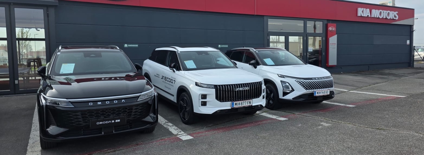 Außenaufnahme von Lagerhaus Autohaus Laa mit OMODA 9, JAECOO 7 und OMODA 5.
