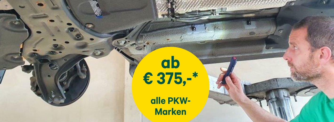 Lagerhaus PKW Mechaniker kontrolliert gründlich den Unterboden eines Autos. Das Service Unterbodenschutz ist in den Werkstätten von Lagerhaus Weinviertel Ost ab € 375,00 erhältlich.