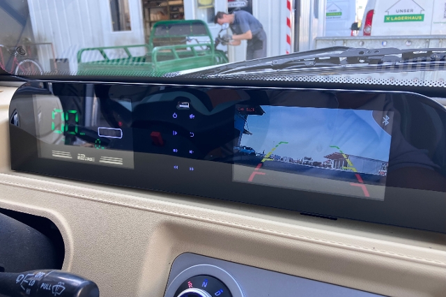 Innenraum Eco-Rider. Am Display ist gerade die Einparkhilfe aktiv.