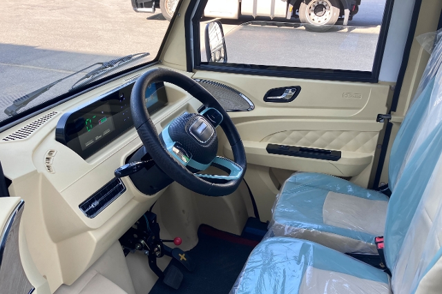 Moderner Innenraum der Fahrerkabine des Elektrolastenfahrzeugs Eco-Rider.