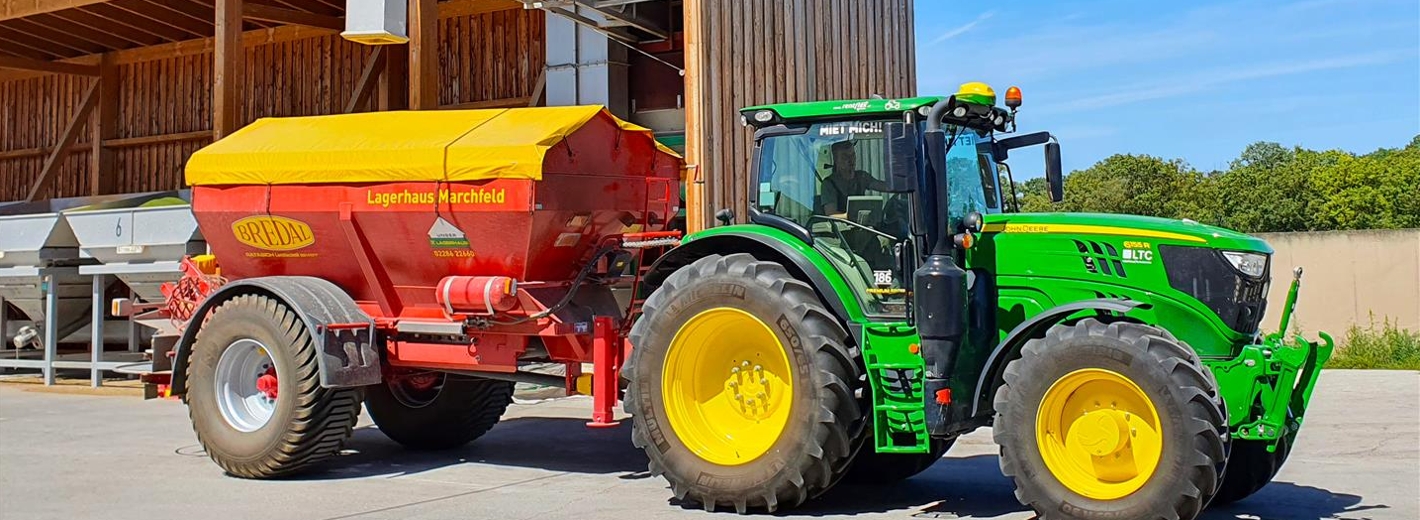 John Deere Traktor vor Düngermischanlage