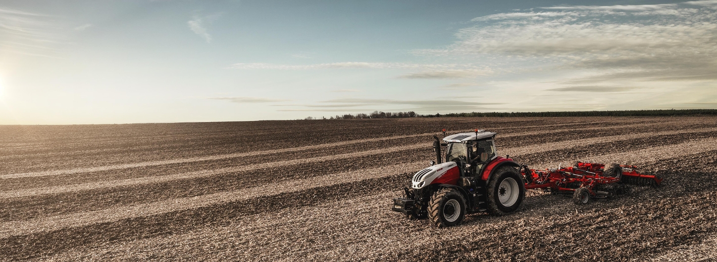 Steyr Traktor bei Feldarbeit