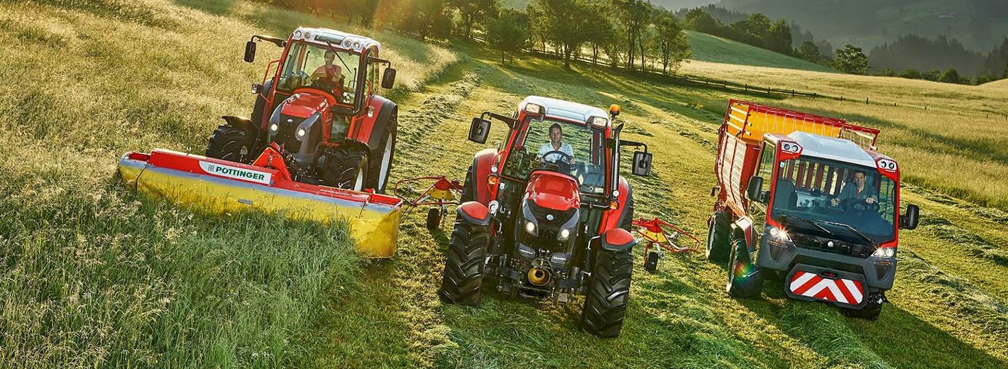 Lindner Maschinen nebeneinander auf einem Feld