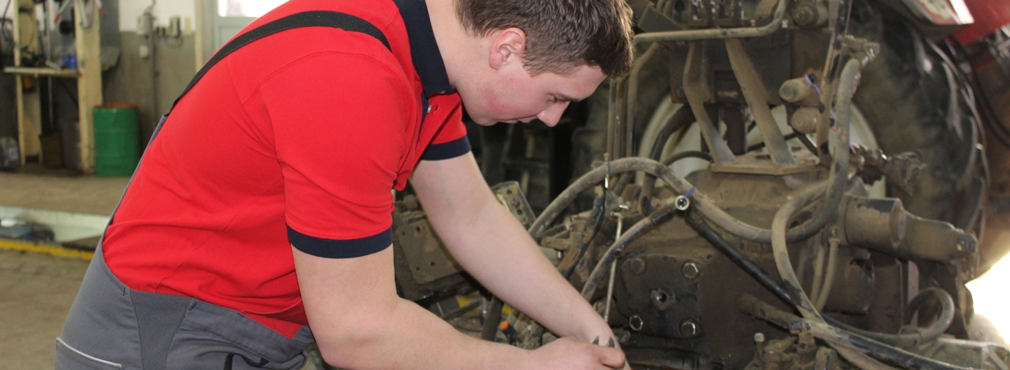 Mechaniker bei der Reparaturarbeiten eines Traktors