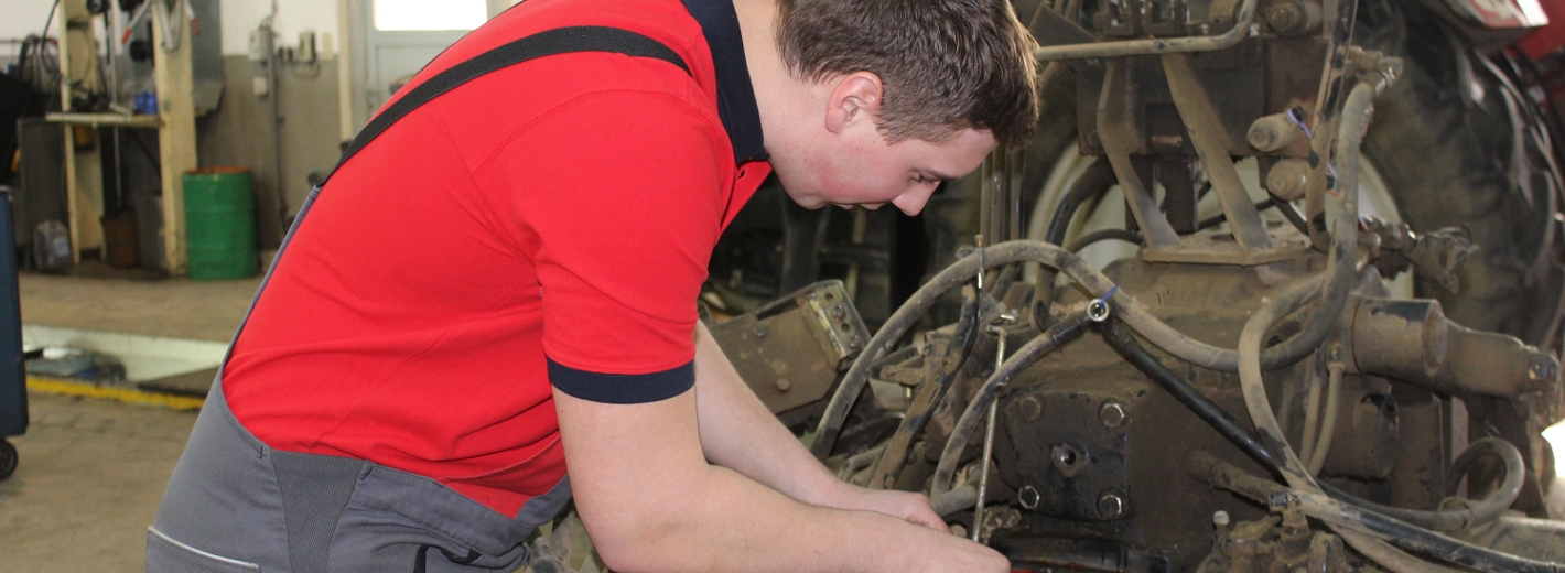 Mechaniker bei der Reparaturarbeiten eines Traktors