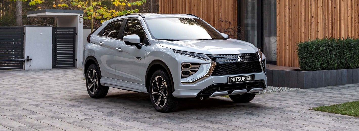 Mitsubishi Eclipse Cross vor einem Haus