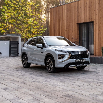 Mitsubishi Eclipse Cross vor einem Haus