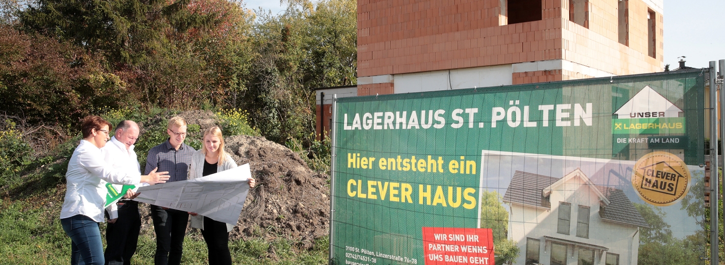 Lagerhaus Planer besprechen mit Bauherren Bauplan auf Baustelle