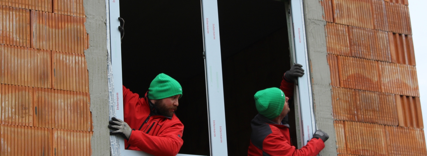 Lagerhaus St. Pölten Mitarbeiter montieren neue Fenster auf einer Baustelle