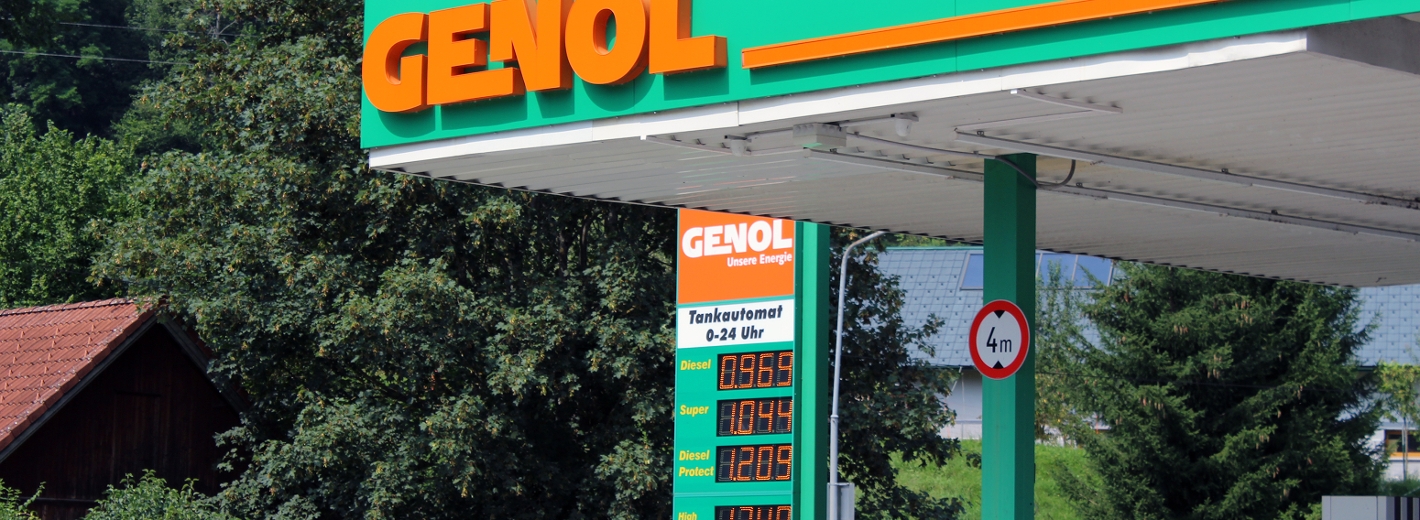 Genol Tankststelle mit Fokus auf Genol Logo