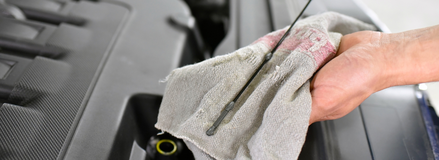 Kontrolle Motoröl mit Lappen