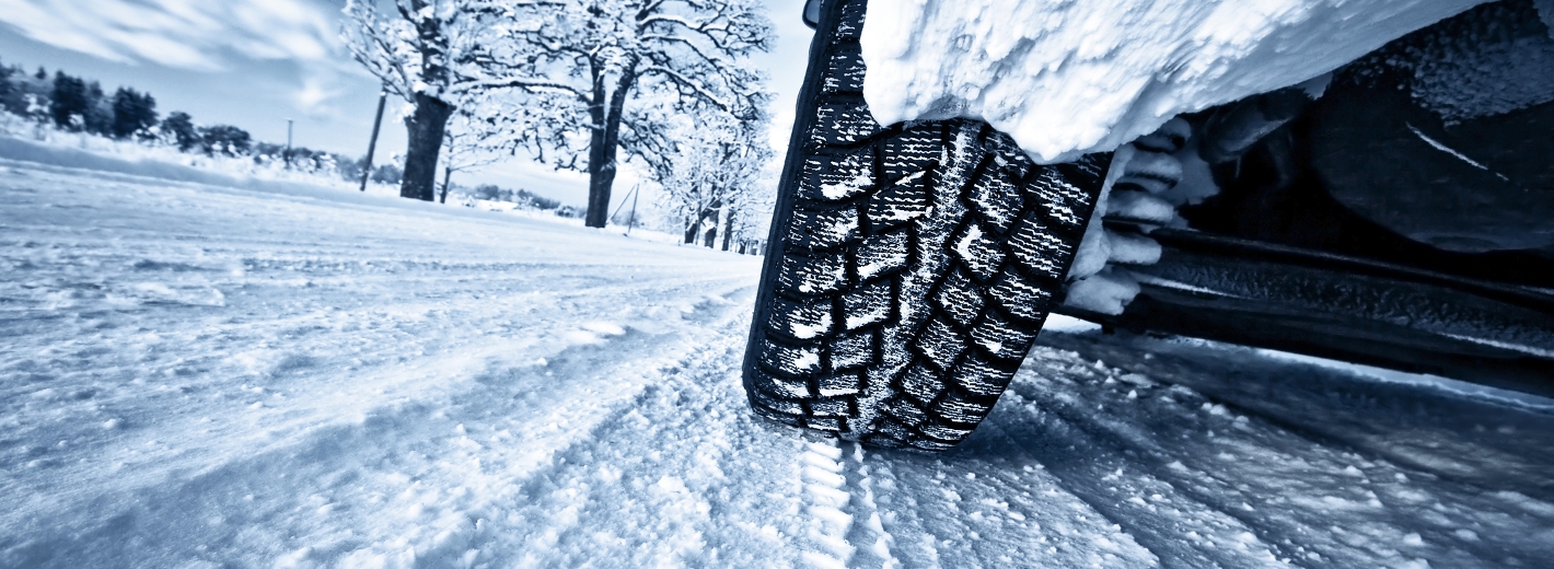 Auto steht auf Schneefahrbahn