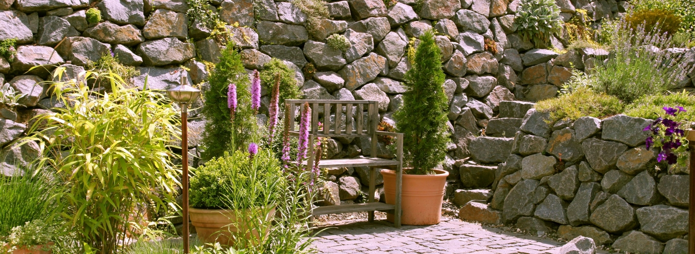 Garten mit Natursteinen