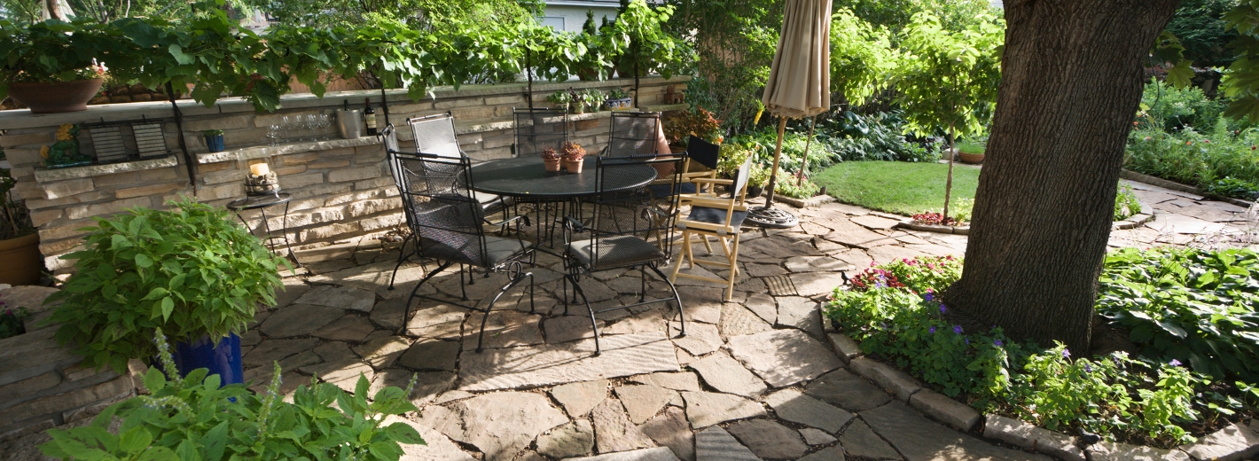 Garten mit Steinboden