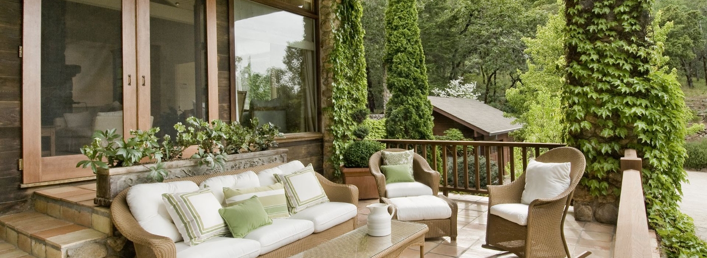 Eine geflieste Terrasse