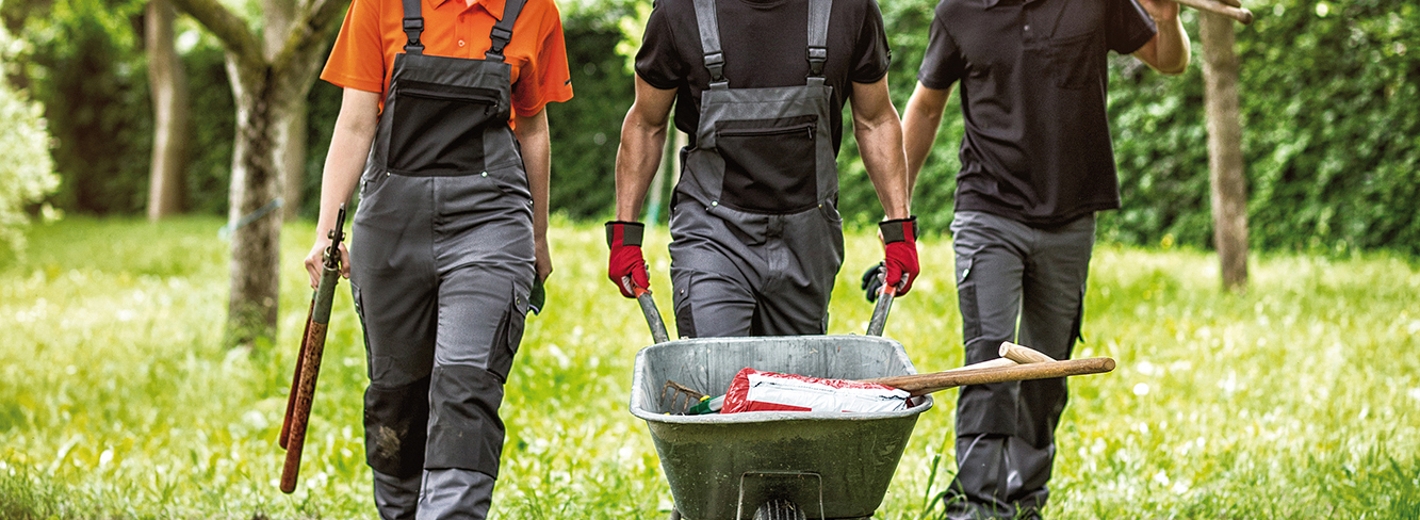 Gartenarbeiter mit Scheibtruhe