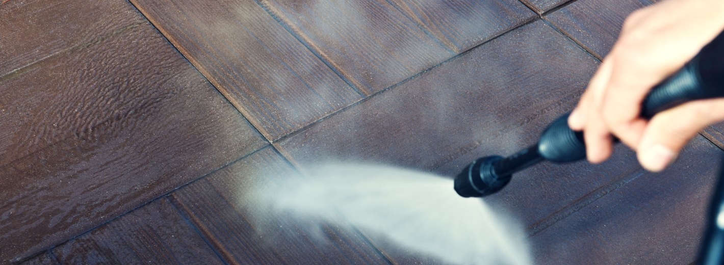 Wasserstrahl von Kärcher spritzt Holz ab