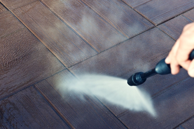 Wasserstrahl von Kärcher spritzt Holz ab