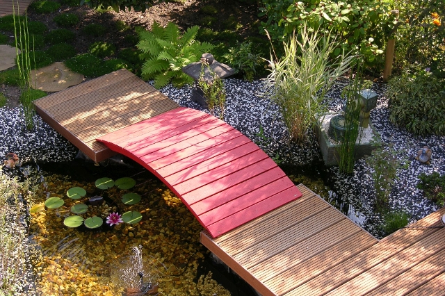 Brücke über Teich