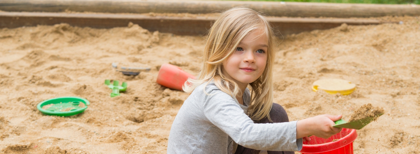 Kind spielt im Sandkasten
