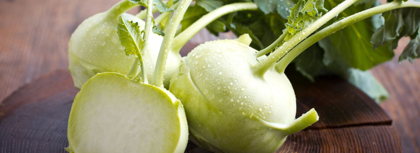 Kohlrabis auf einer Holzplatte