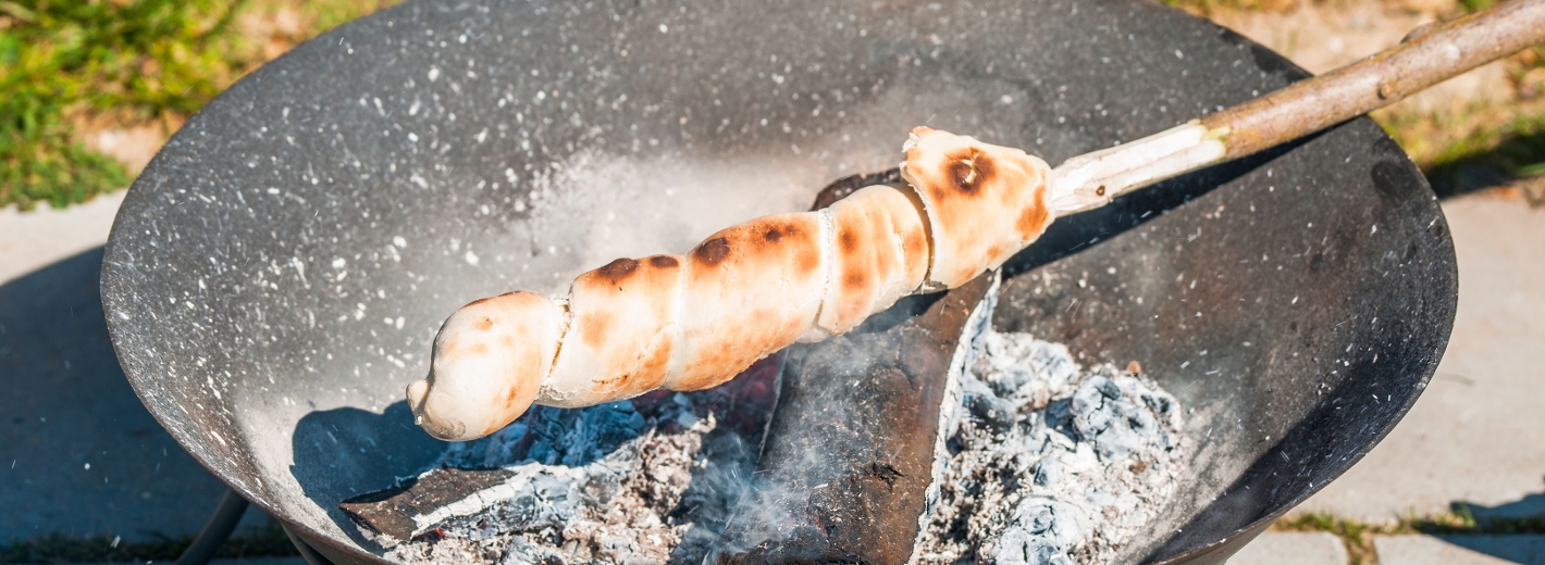 Stockbrot übern offen feuer grillen