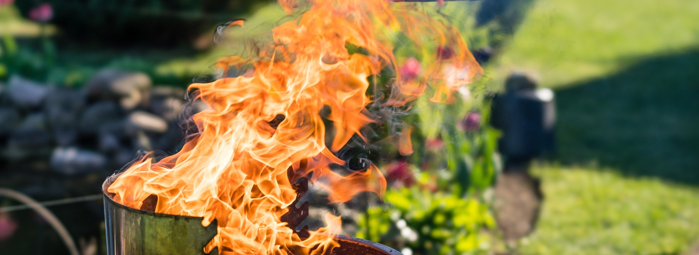 Flammen aus dem Grill