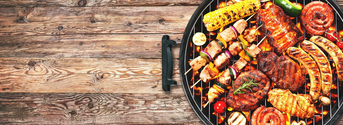 Vogelperspektive Kugelgrill mit Grillgut