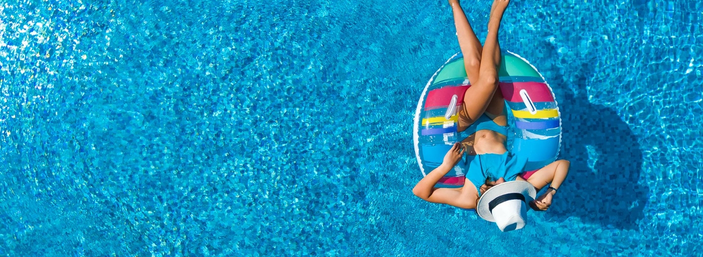 Frau sonnt sich im Pool
