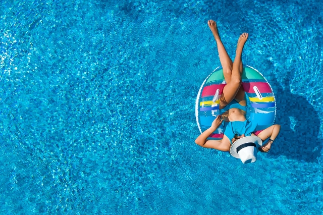 Frau sonnt sich im Pool