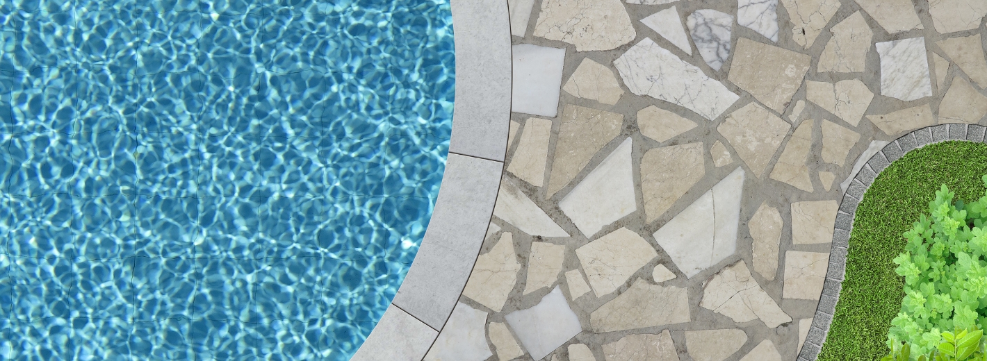 Pool mit Natursteinumrandung