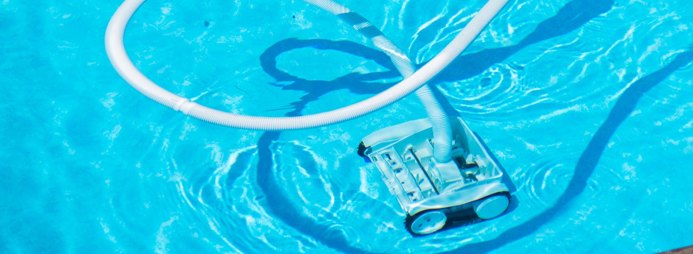 Poolroboter unter Wasser