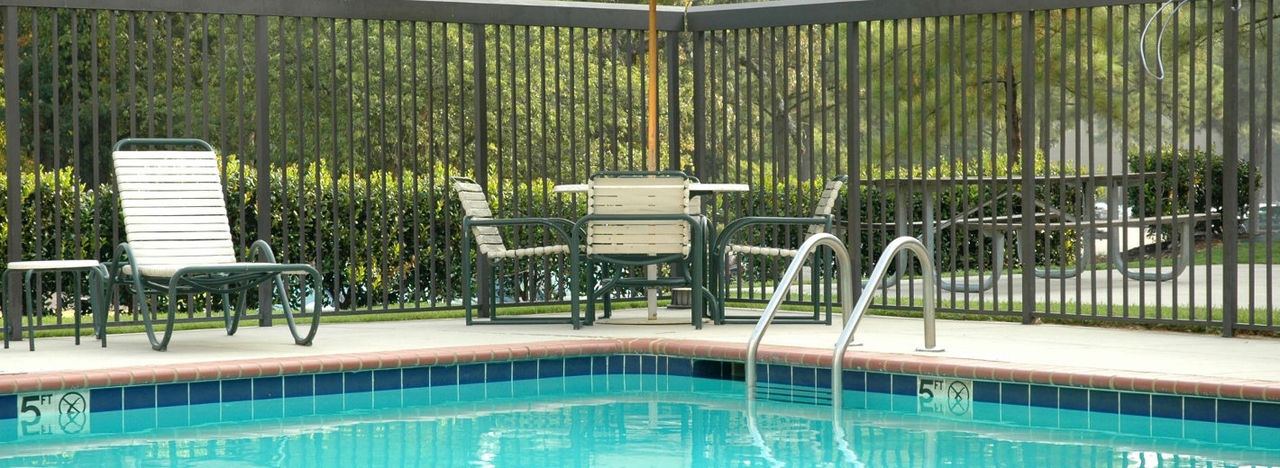 umzäunter Pool