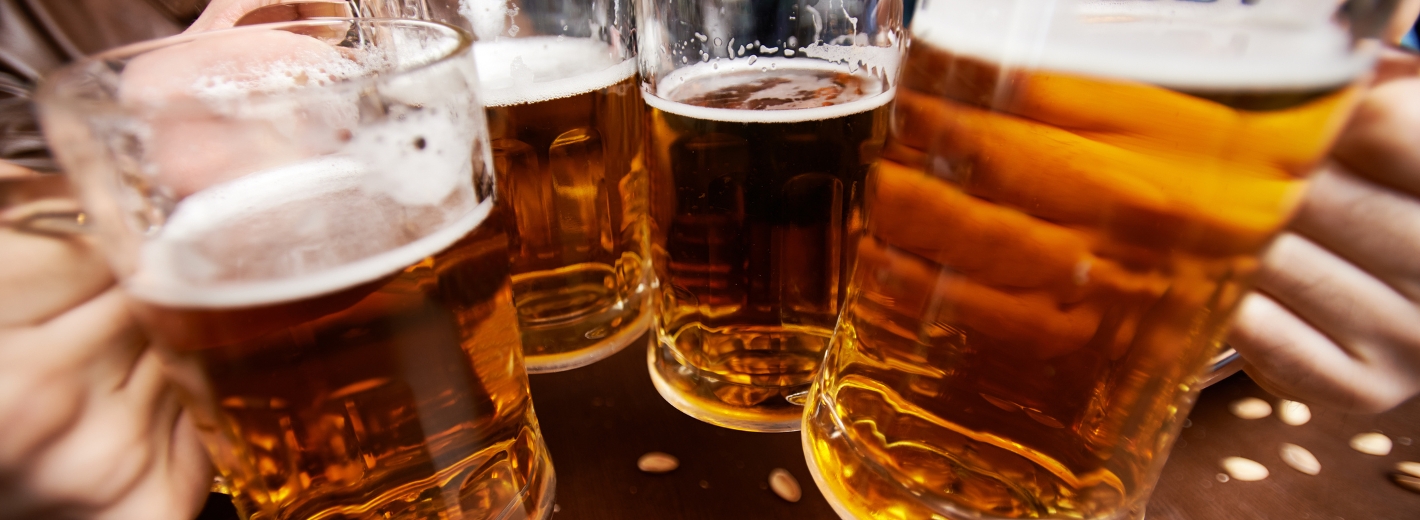 Mit Bier anstoßen