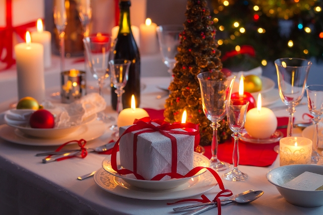 Weihnachtlich geschmückter Esstisch