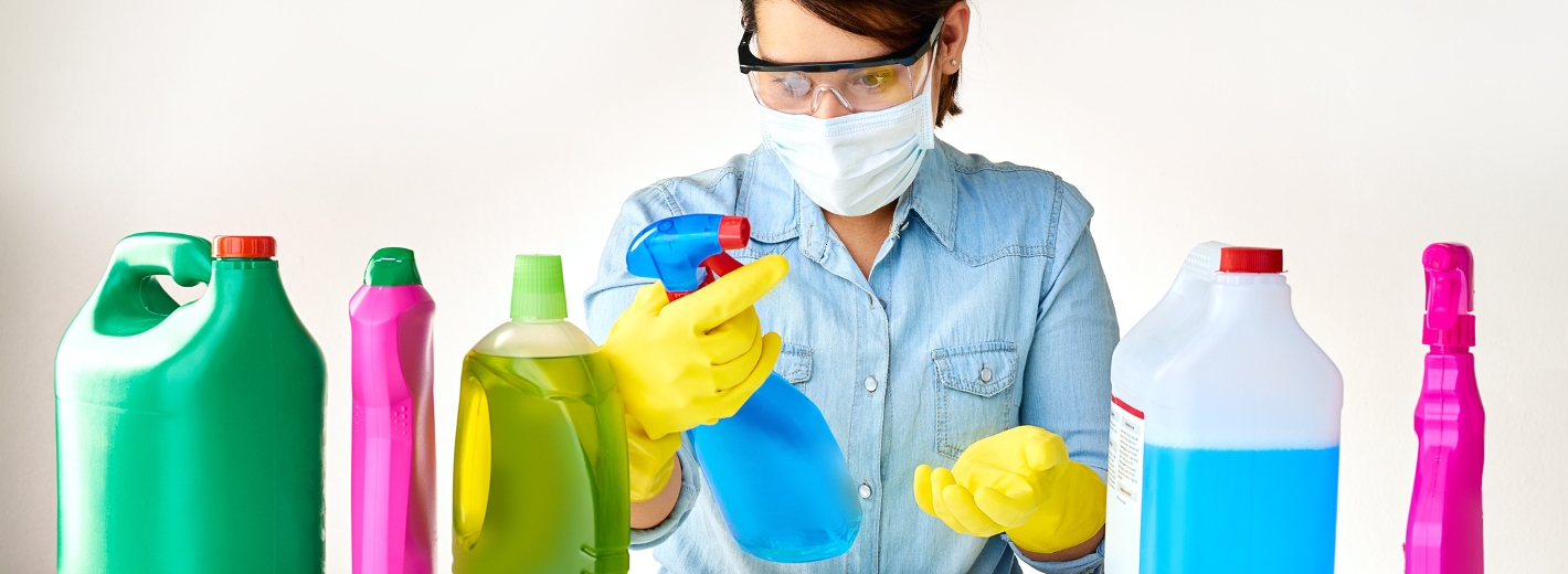 Frau prüft Chemikalien in Putzmittel