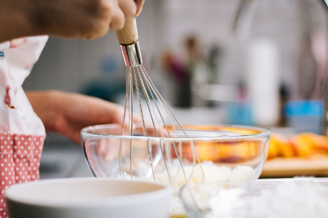 Kind rührt Zutaten für ein Lebkuchenhaus zusammen