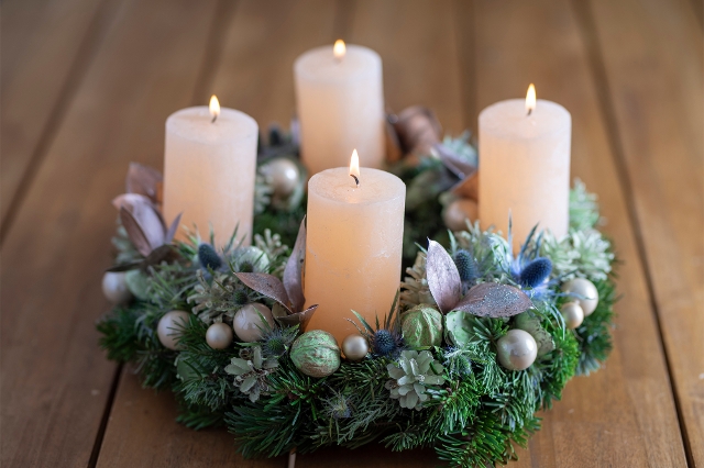 Adventkranz mit weißen Kerzen