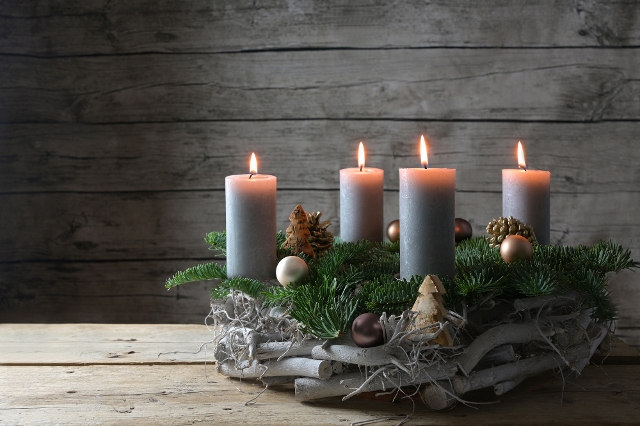Adventkranz mit grauen Kerzen weißem Treibholz