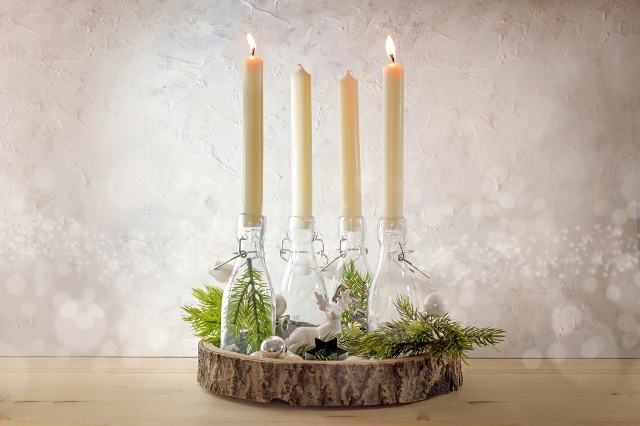 Alternativer Adventkranz mit Holzbrett und Glasflaschen