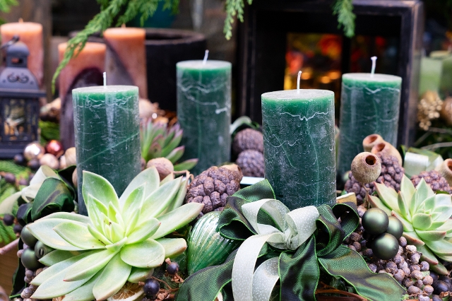 Adventkranz mit grünen Kerzen und Sukkulenten