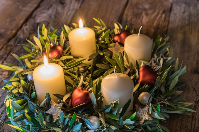 Adventkranz mit Olivenzweigen und roten Herzen
