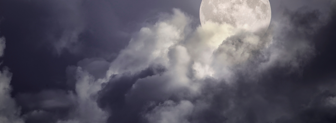 Wolken ziehen am Vollmond vorbei